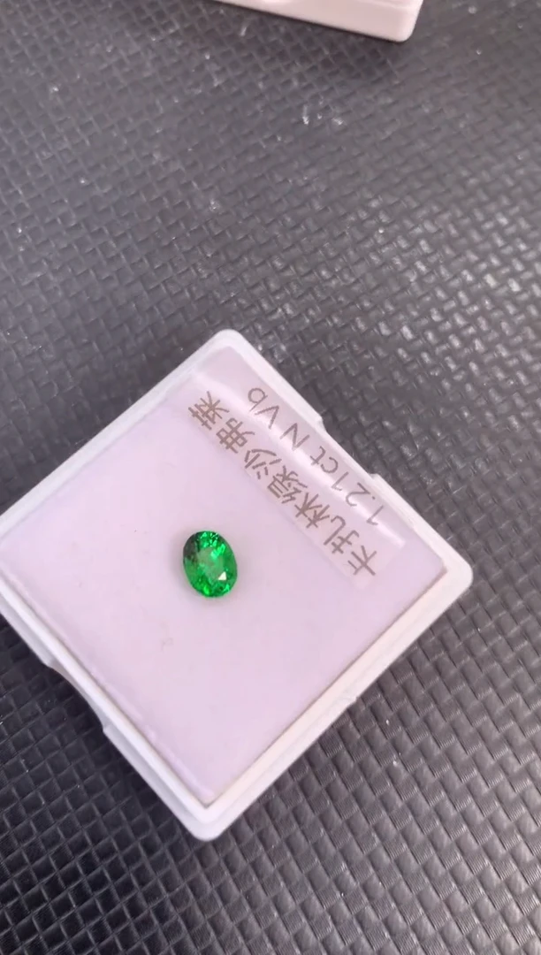 未镶嵌裸石石榴石（沙弗莱）天然沙弗莱