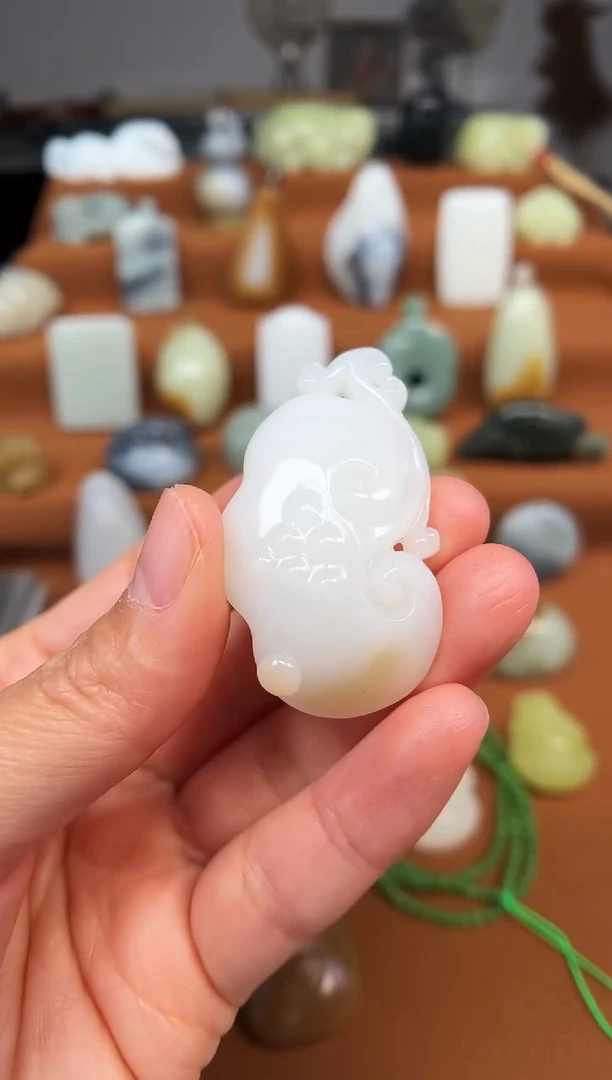 颈饰未镶嵌和田玉如意