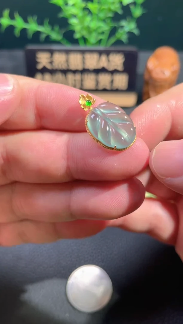 颈饰18K金镶嵌翡翠翡翠