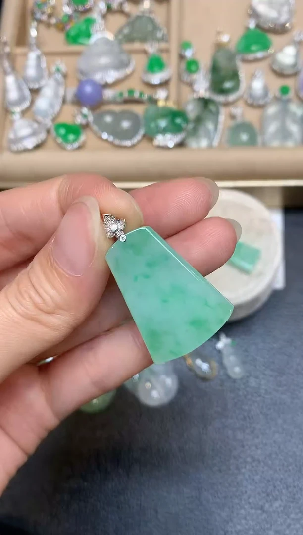 颈饰18K金镶嵌翡翠无事牌【无服务费