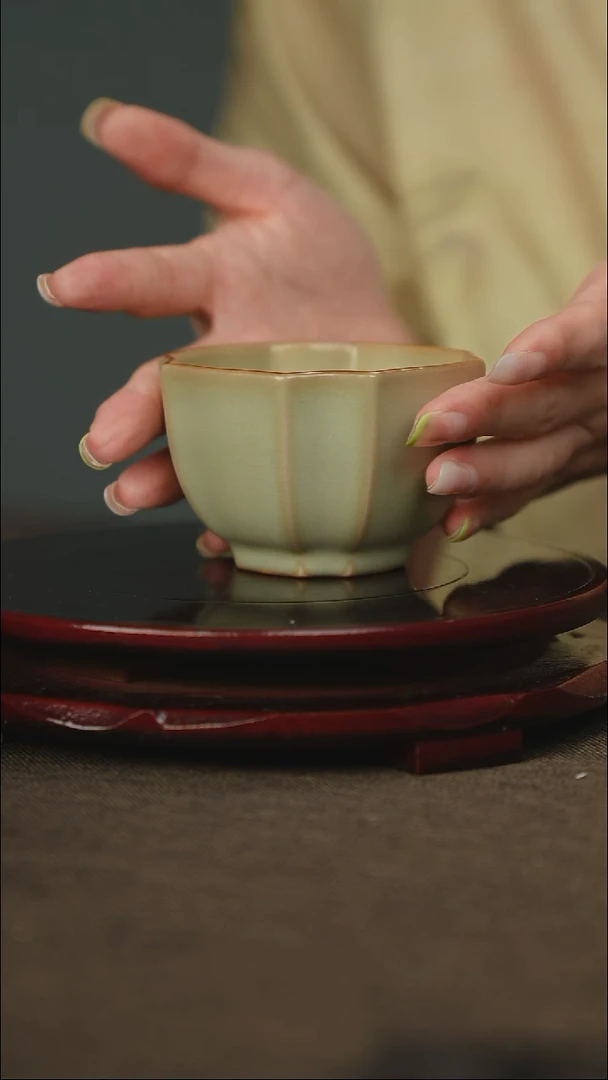 粉青 四方葵口杯 带底款