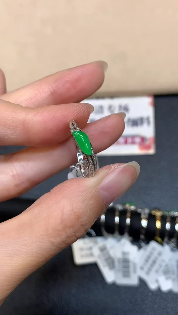 18K金镶嵌戒指翡翠【无鉴赏期】
