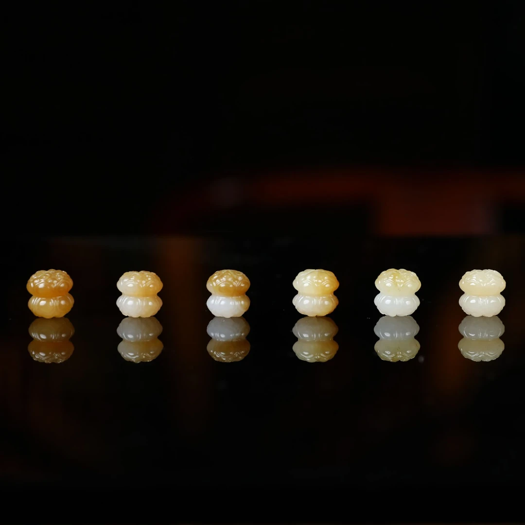 【潮生珠宝】·严选·和田玉糖白新疆且末红糖并蒂莲吊坠多样性发一