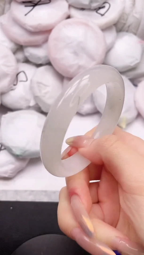 【闪购商品】石英质玉手镯未镶嵌16K52-56