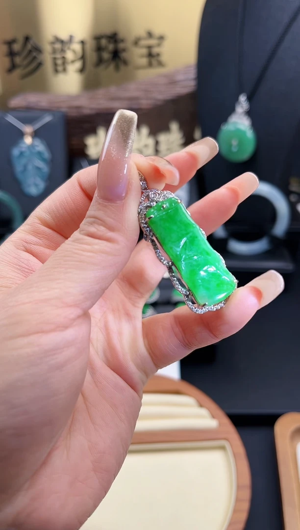 【闪购商品】翡翠颈饰18K金镶嵌吊坠