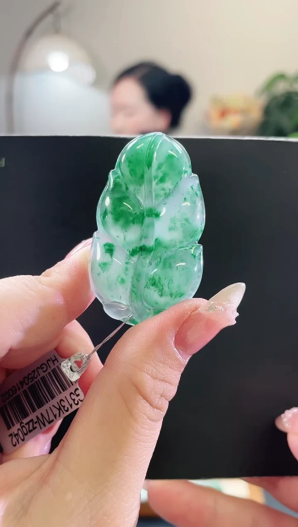 颈饰未镶嵌石英质玉叶子