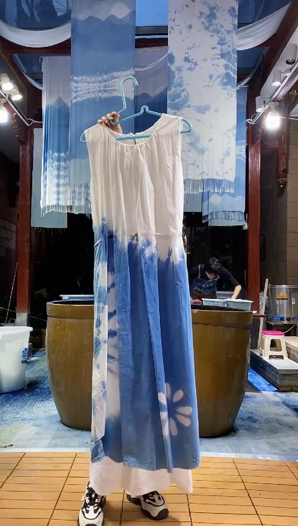 云浅蓝深 扎染服装 腰部木珠背心裙 压花