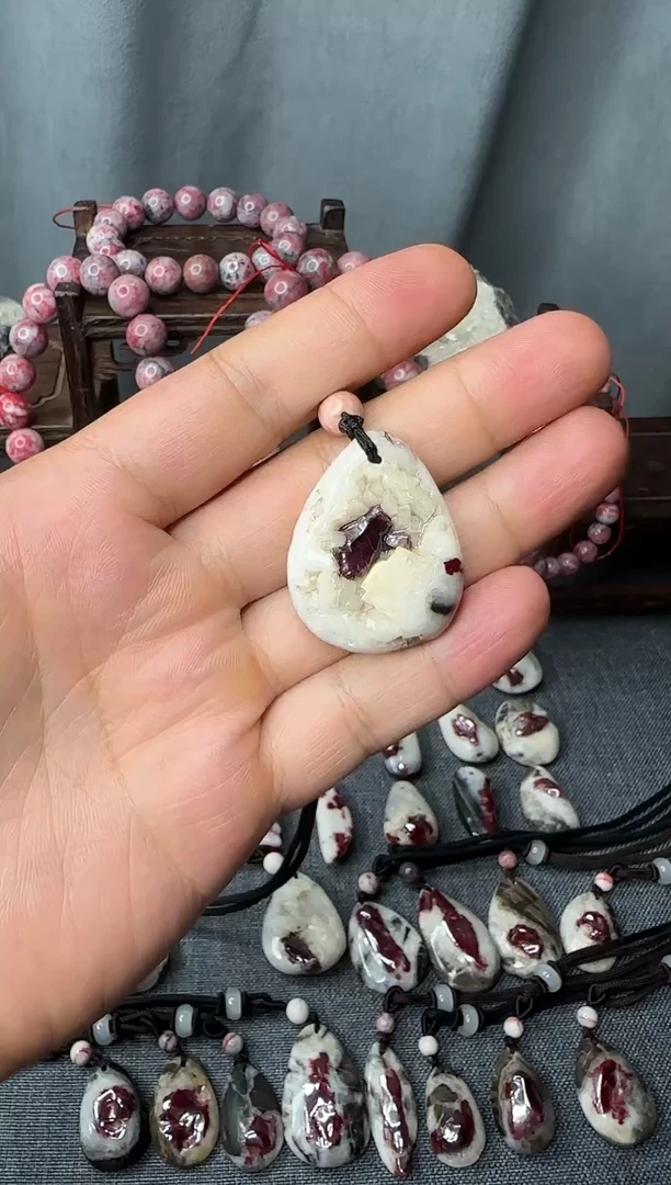 天然辰砂用****海天然朱砂原石晶体随形吊坠