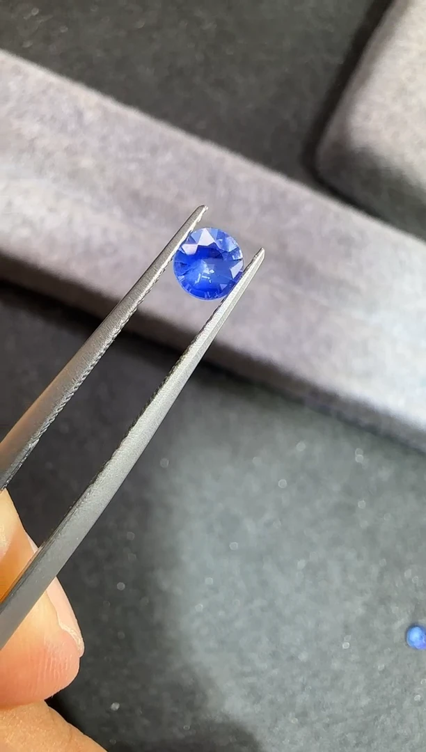 定制蓝宝石定制未镶嵌岁****薄0.56克拉天然矢车菊