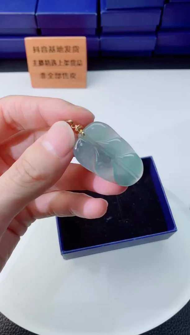 翡翠未镶嵌颈饰    `