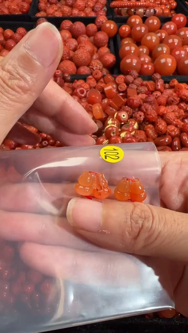 南红玛瑙未镶嵌颈饰1