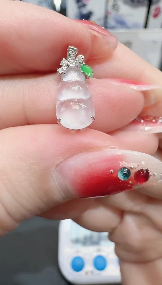 颈饰18K金镶嵌翡翠灯**珊寄售回流，24小时鉴赏期