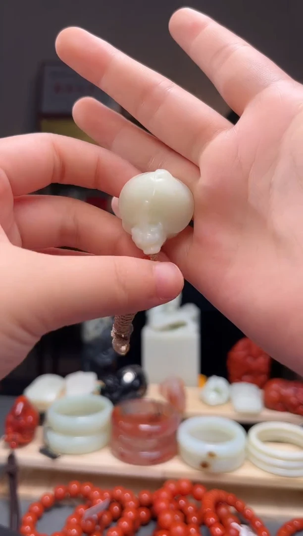 颈饰未镶嵌和田玉吊坠