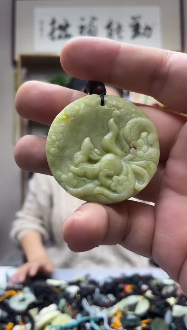 未镶嵌岫玉吊坠`