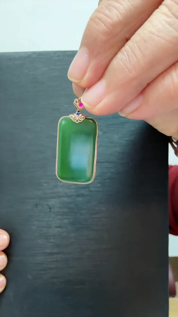 颈饰18K金镶嵌和田玉无事牌