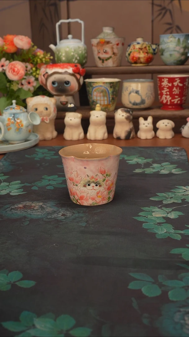百万  百合花猫猫手握杯