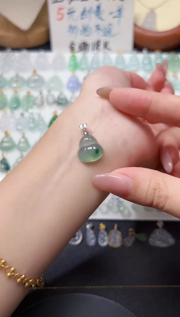 颈饰18K金镶嵌翡翠17葫芦