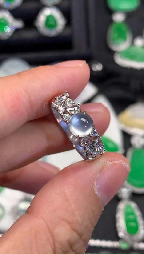 18K金镶嵌戒指翡翠缅甸翡翠钻石镶嵌蛋面