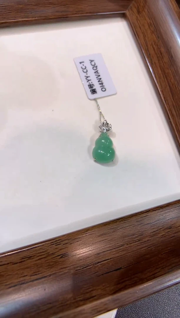 颈饰18K金镶嵌翡翠葫芦