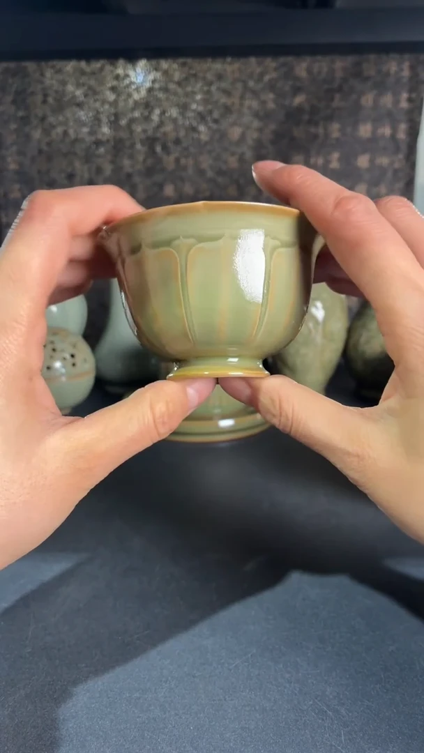 耀州窑仰山手工莲瓣杯微瑕