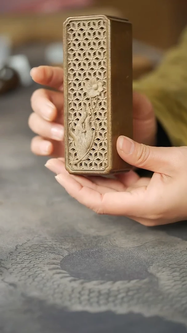 金丝楠满花精工镂空佛手拈花香盒