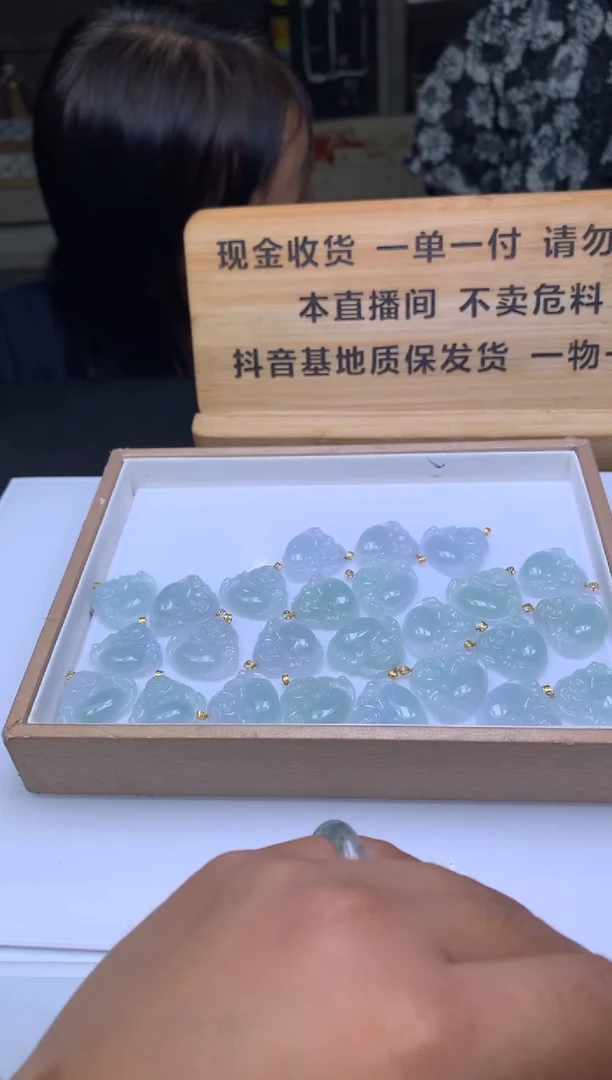 颈饰18K金镶嵌翡翠多样性发其一- F02027157