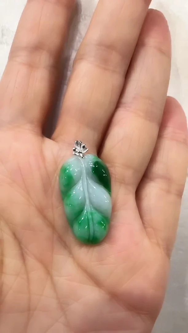 颈饰18K金镶嵌翡翠国风