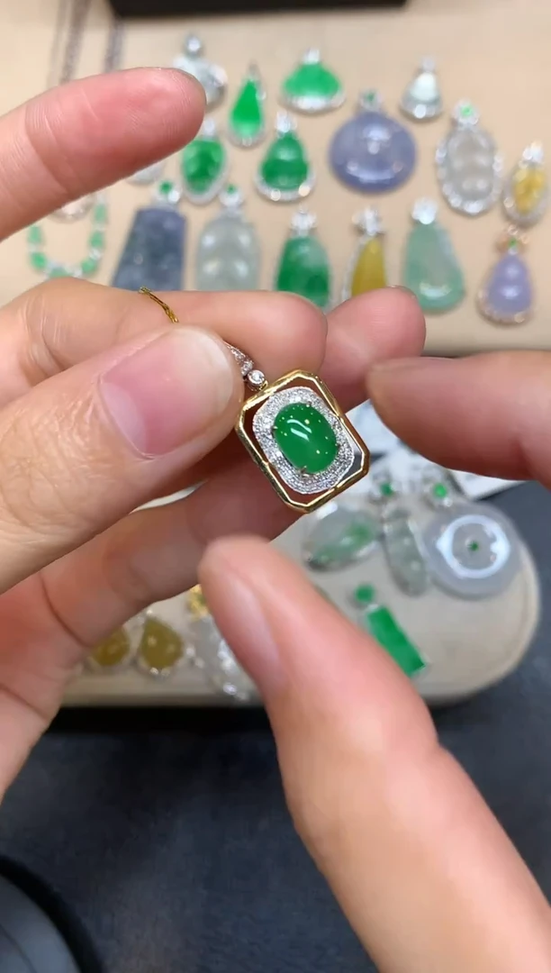 颈饰18K金镶嵌翡翠蛋面【无服务费