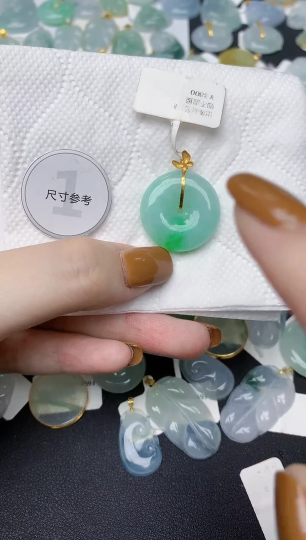 翡翠18K金镶嵌颈饰天然A货翡翠