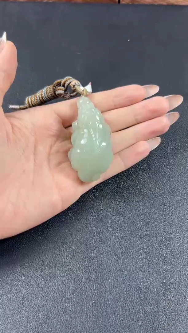 和田玉未镶嵌吊坠(赠链)且末微色差近矿吊坠