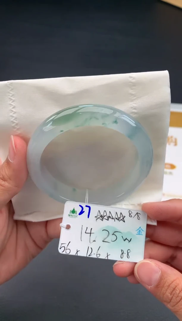 翡翠手镯未镶嵌自带#送人#，联系客服核对地址~
