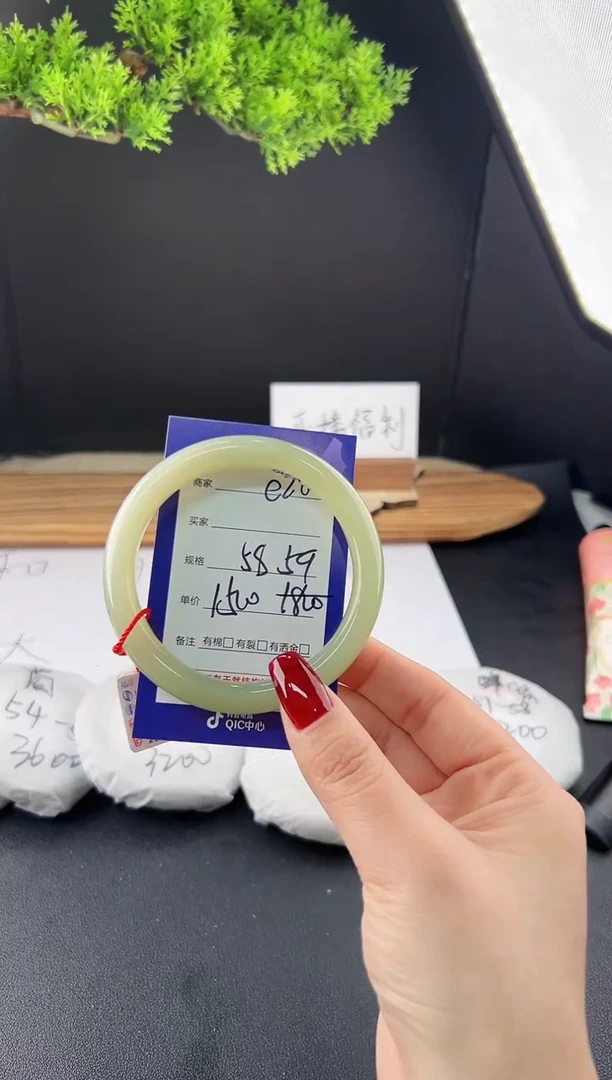 【闪购商品】和田玉手镯未镶嵌微色差E28