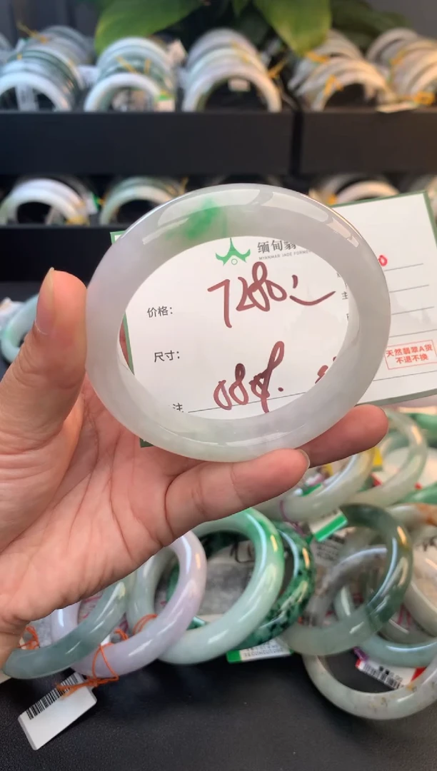 未镶嵌定制翡翠毛货需精细抛光+多人