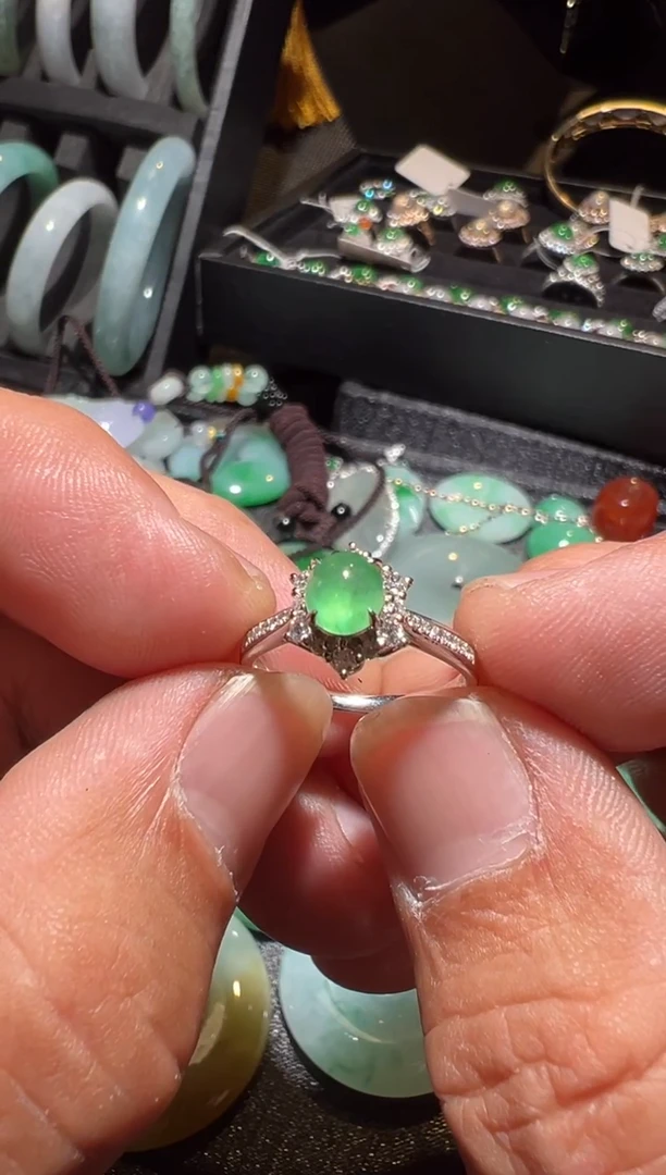 颈饰9K金镶嵌翡翠翡翠戒指。