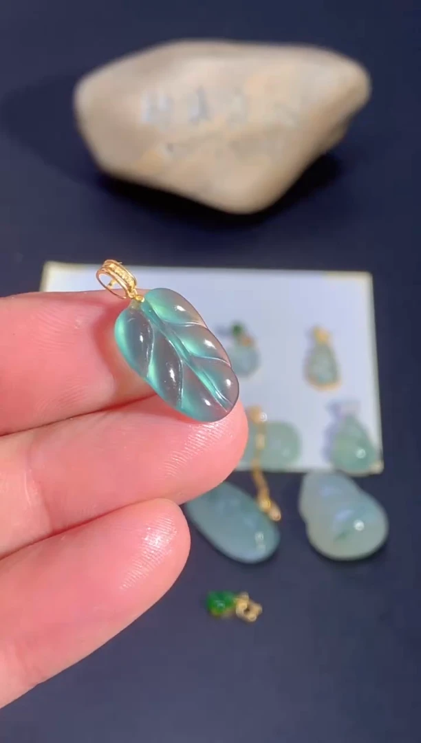 颈饰18K金镶嵌翡翠