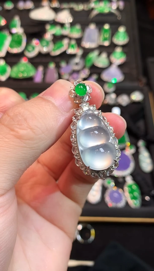 吊坠(赠链)18K金镶嵌翡翠玻璃种极光白福豆吊坠