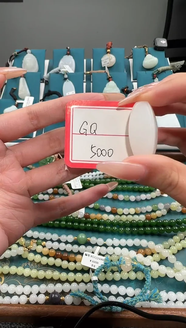 颈饰未镶嵌和田玉吊坠 GQ