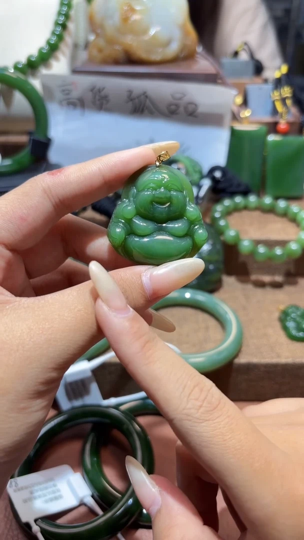 颈饰18K金镶嵌和田玉（碧玉）1