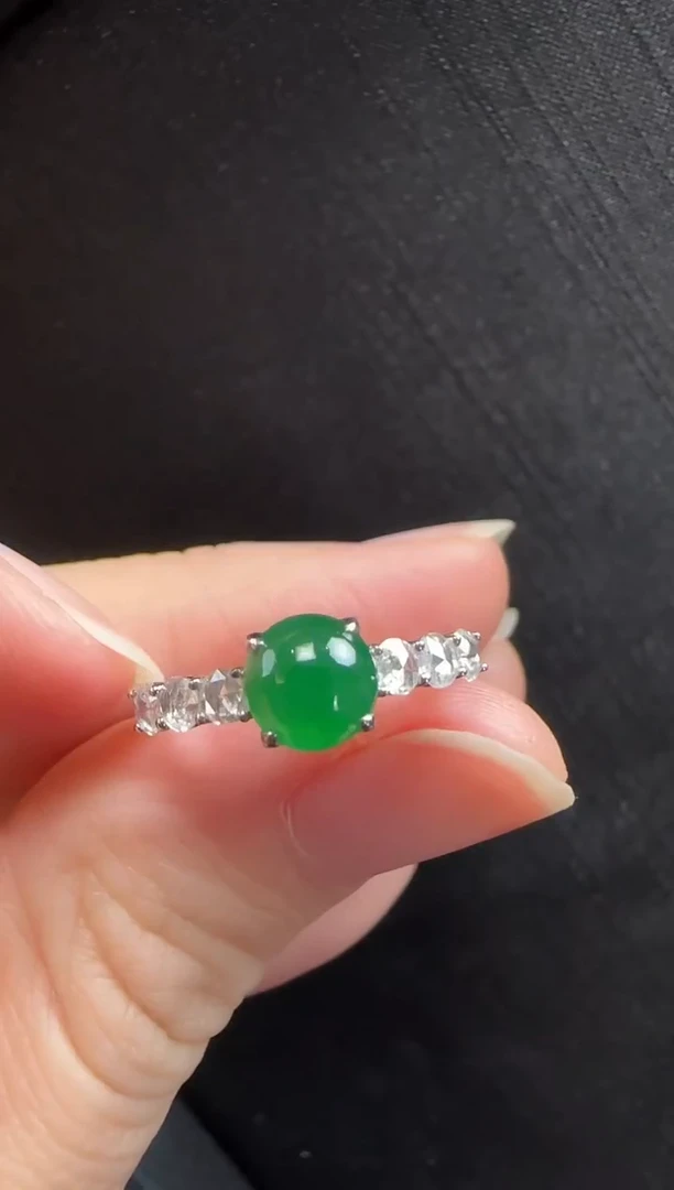 18K金镶嵌戒指翡翠622蛋面一枚