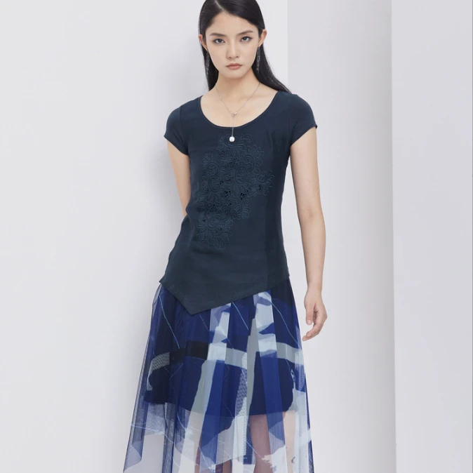 圣迪奥女装夏日穿搭时尚素雅圆领度假穿搭短袖S192A0197