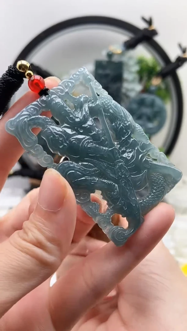 翡翠未镶嵌颈饰关公