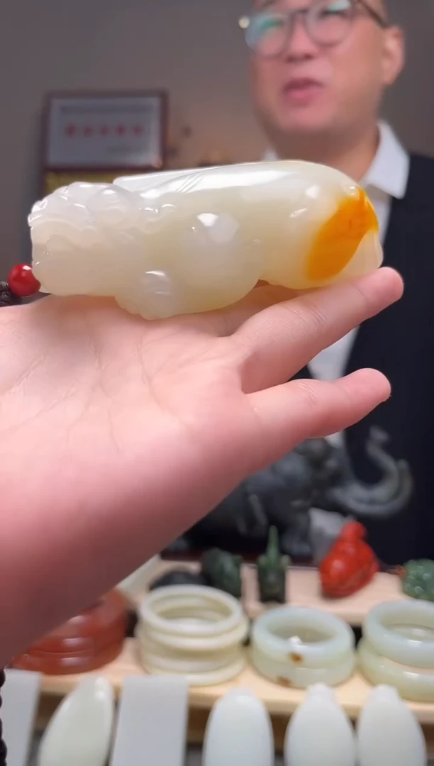 颈饰未镶嵌和田玉吊坠
