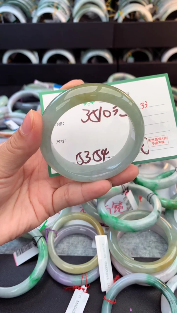 未镶嵌定制翡翠小*点毛货需精细抛光+多人