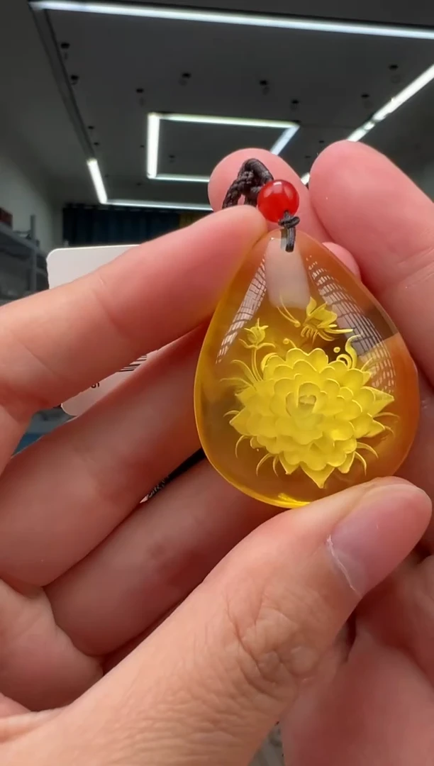 未镶嵌颈饰琥珀牡丹花