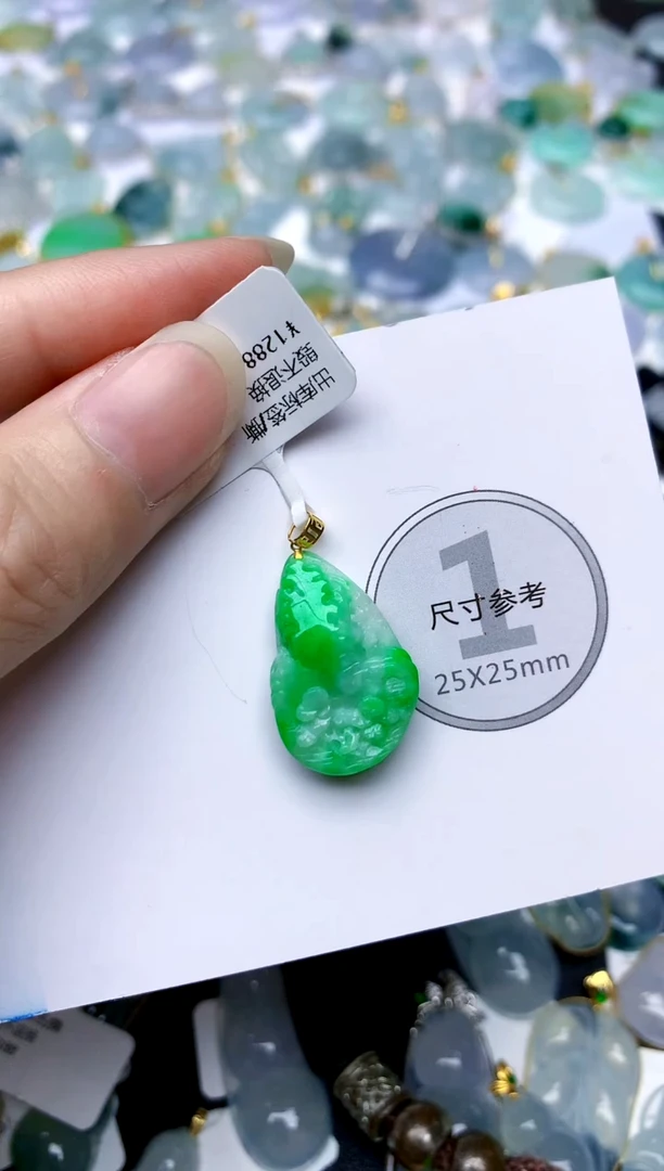 颈饰18K金镶嵌翡翠天然A货翡翠