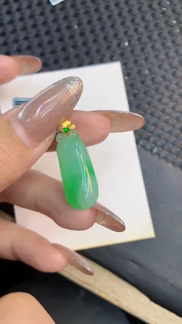 颈饰18K金镶嵌翡翠1