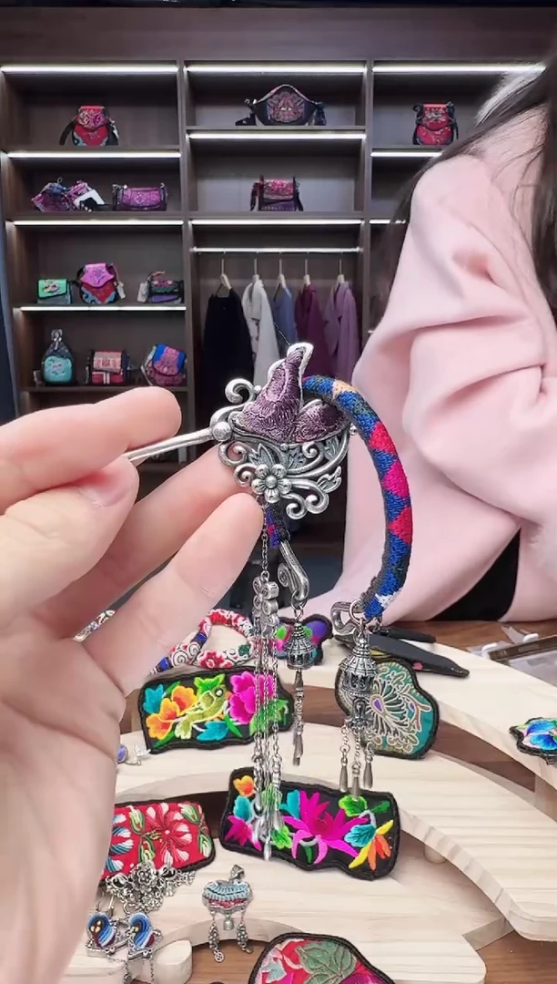 织绣88蒙阿苏苗绣传承店