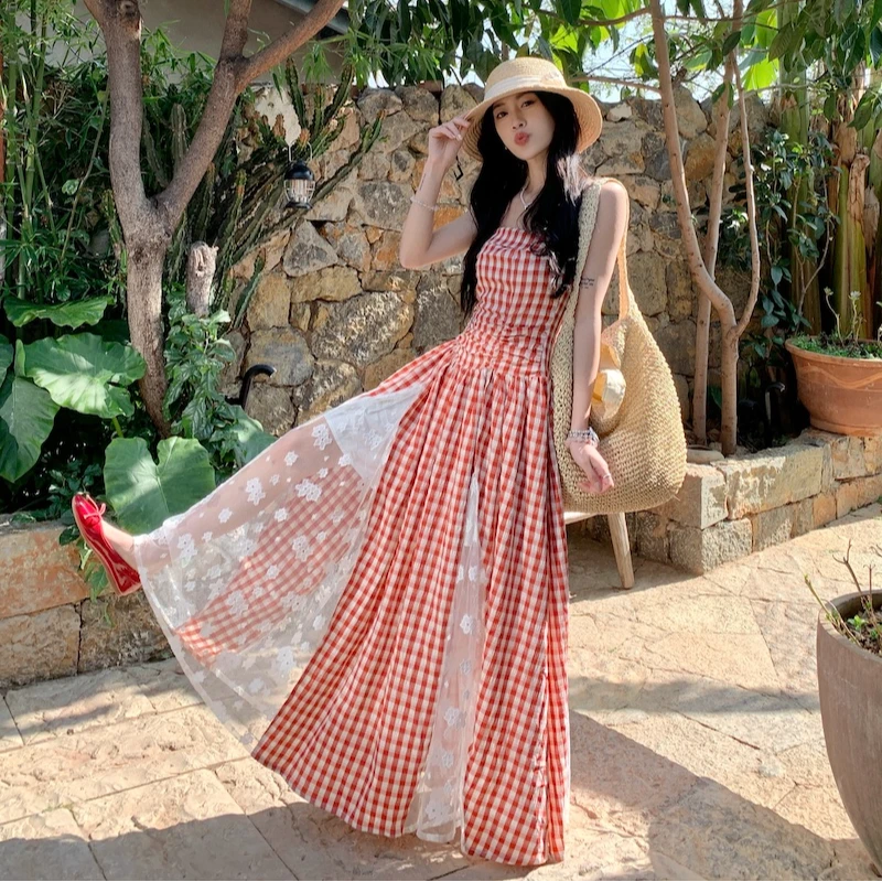 夏季红色格子裙海边长裙裙子度假风蕾丝拼接吊带连衣裙女显瘦长裙