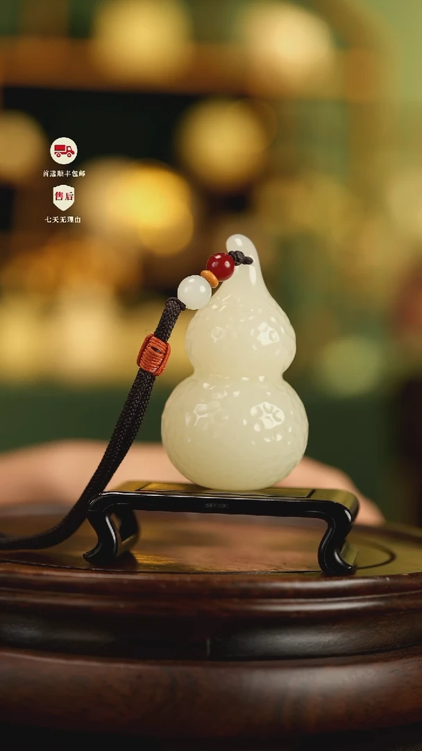 云南石竹叶青雕刻：福禄不断葫芦手把件