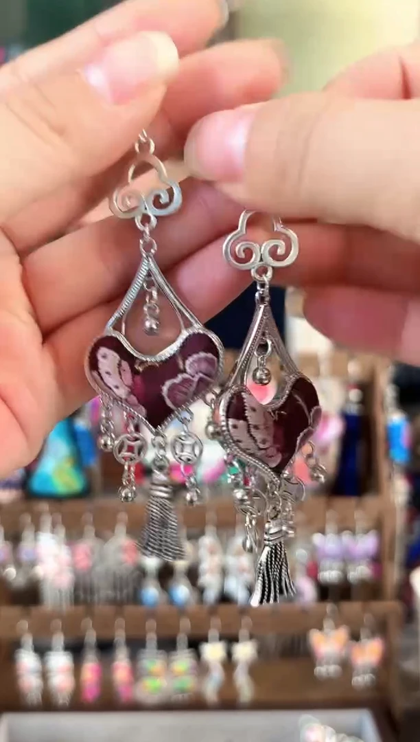 彩云南阁非遗老绣饰品559